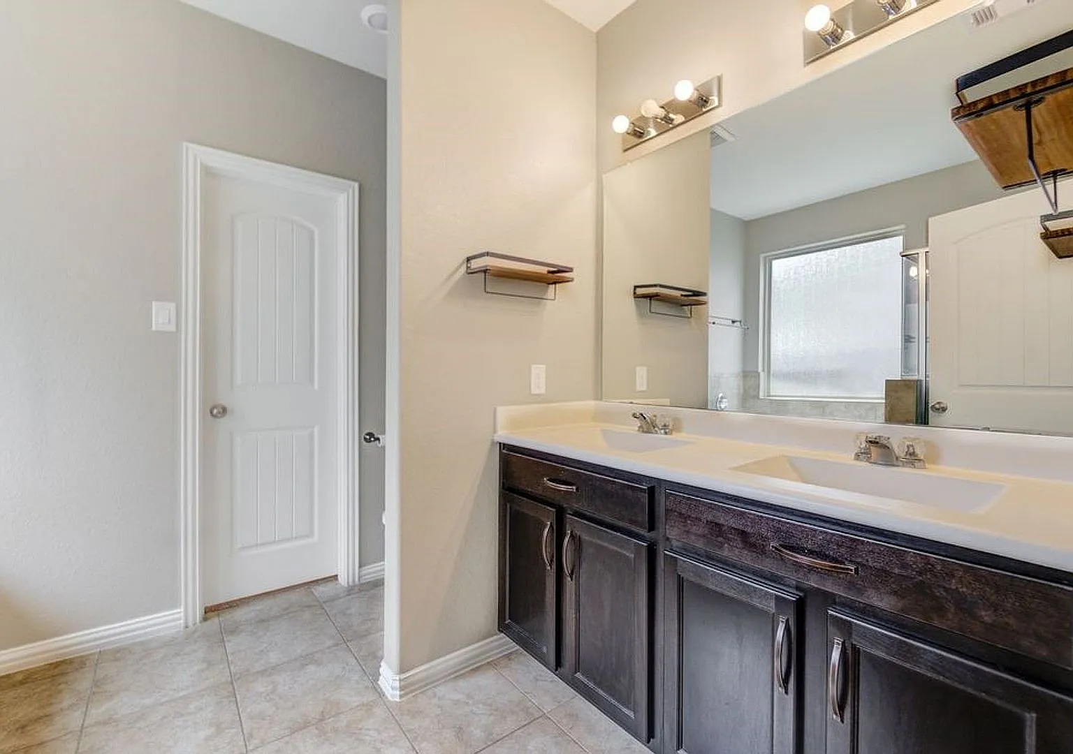 4 bed, 2369 sqft, $2,700 — Photo 3