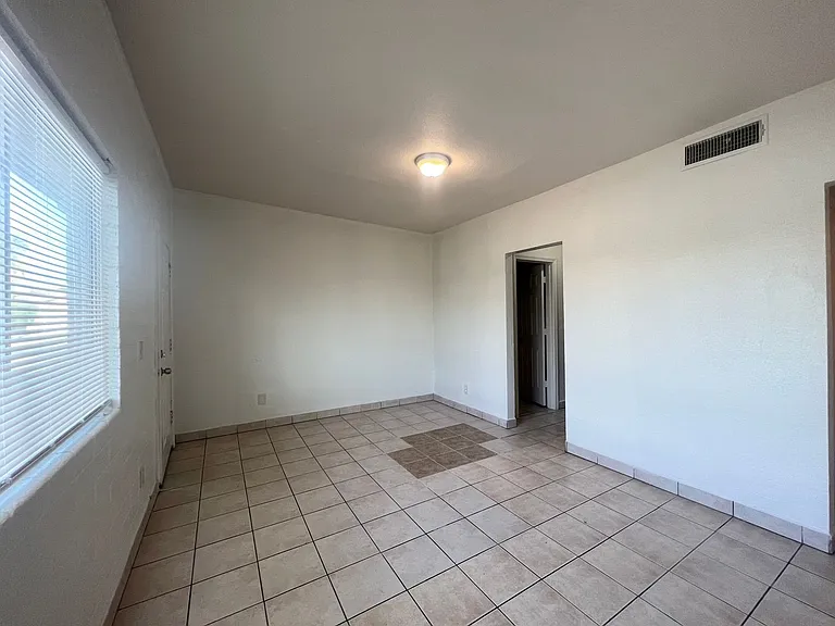 1229 W Pierce St — Photo 16