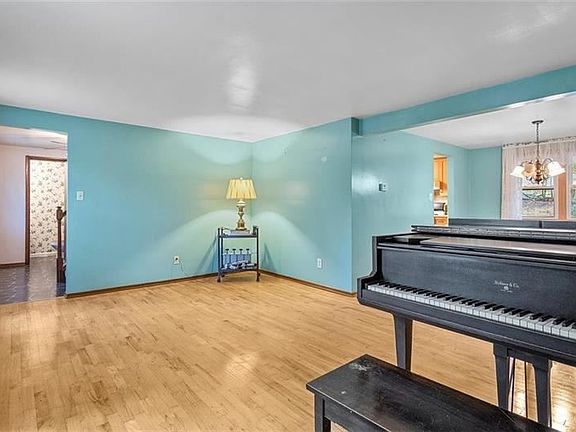 5th image of 215 Silverdale Dr
