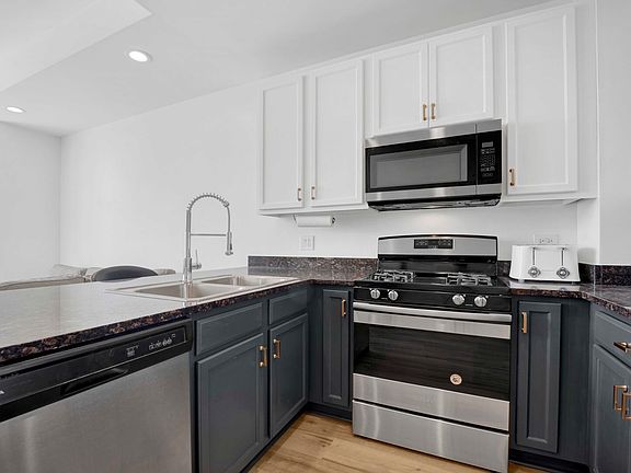 5th image of 8 W Monroe St APT 2001