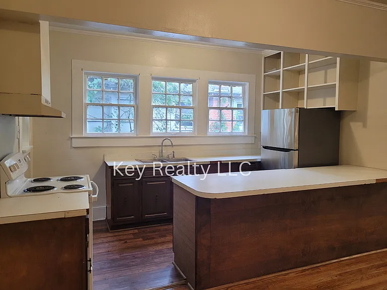2315 Elliott St — Photo 4