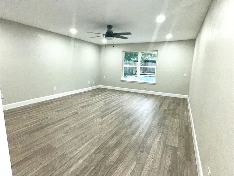 537 Natchez Park — Photo 11