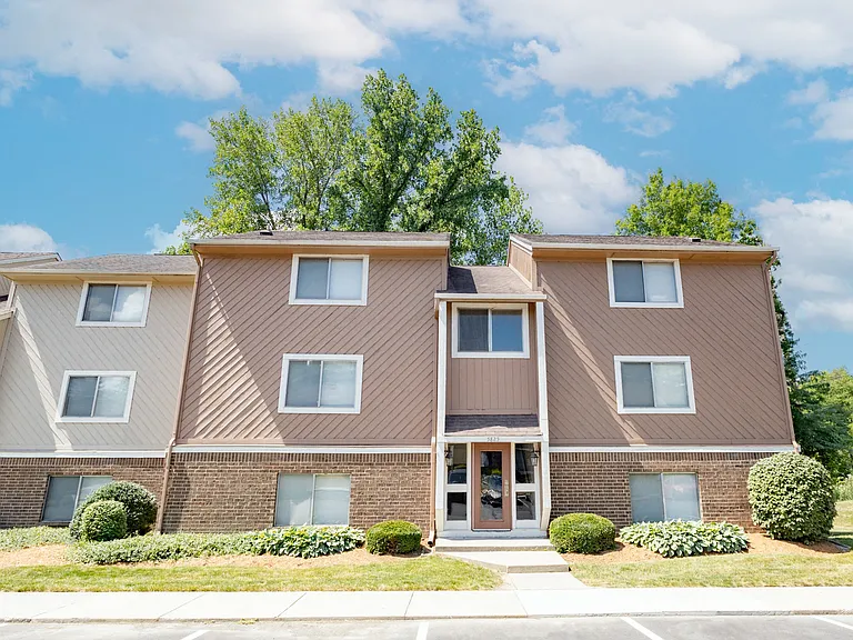 Exterior apartment building at Woodbridge Apartments