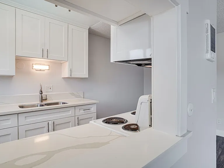 Cambridge Apartments — Photo 24