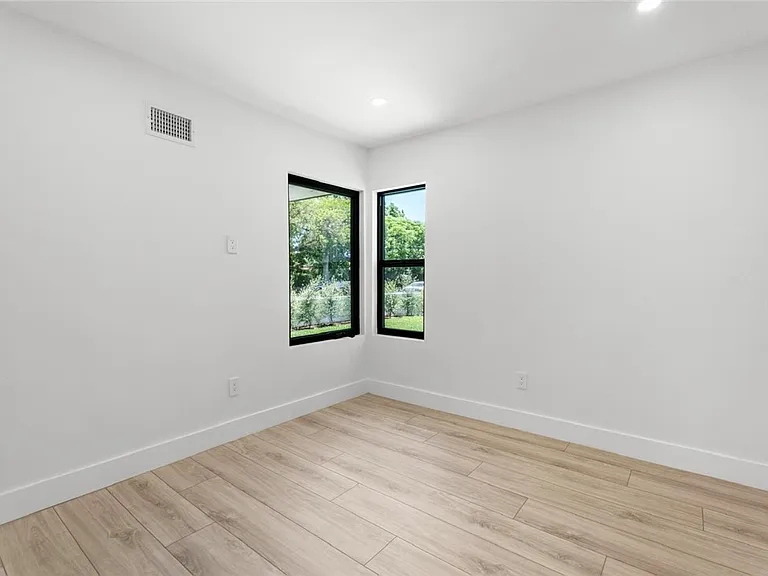 19701 Blythe St — Photo 29