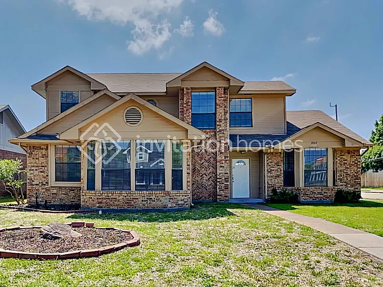 2317 Roanoke Cir — Photo 1