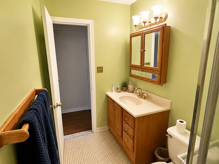 2nd floor Bathroom