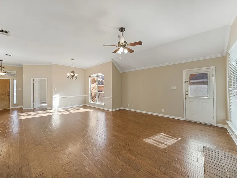 8218 Parkland Hills Dr — Photo 25