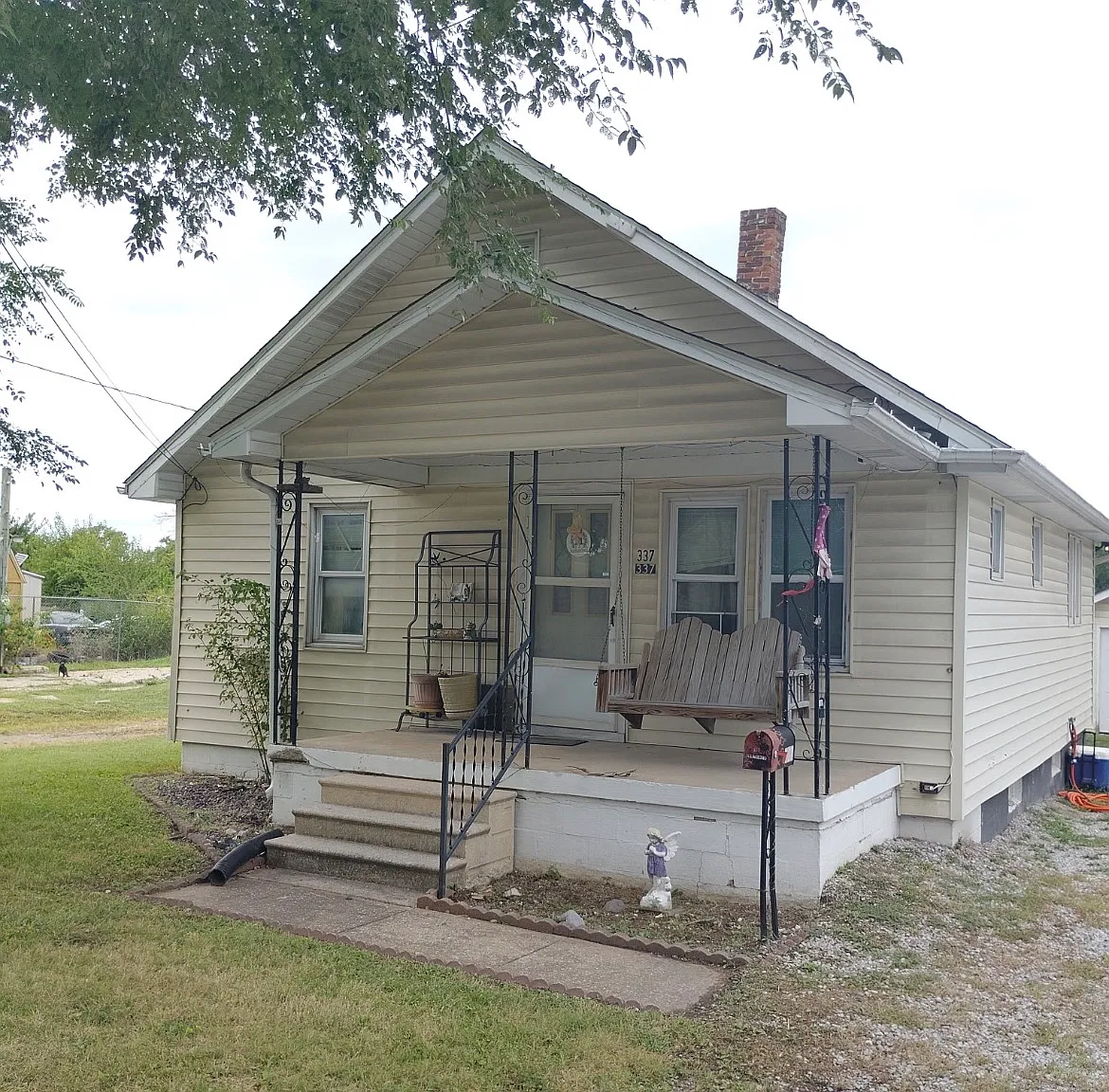 3 bed, 780 sqft, $1,200 — Photo 1