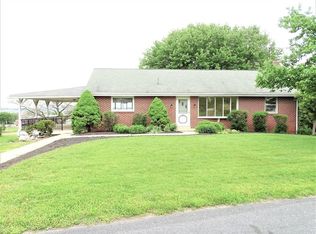 1111 Valley View Dr, New Holland, PA 17557