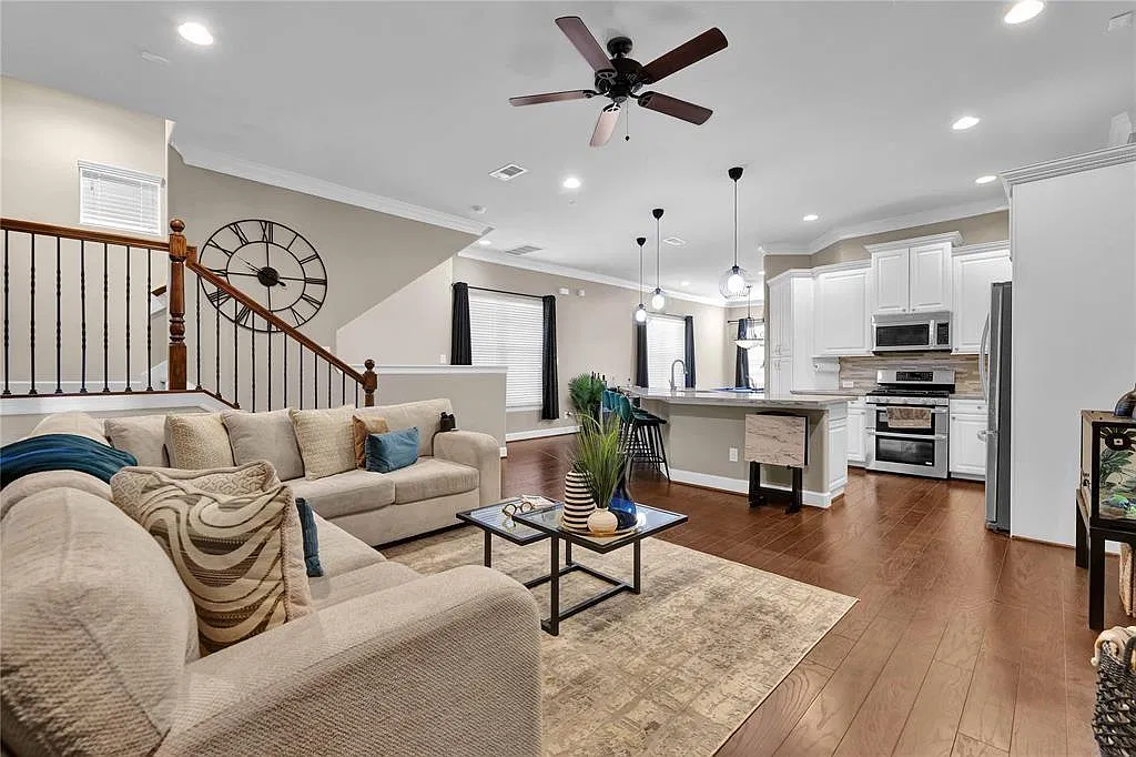 3 bed, 3.0 bath, 2438 sqft, $2,950 — Photo 3