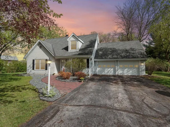 S76W23210 Woodland COURT, Big Bend, WI 53103