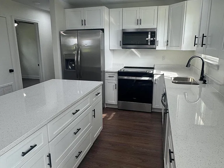 5202 SW 155th St — Photo 3