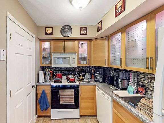 3rd image of 19 Wolkoff Ln