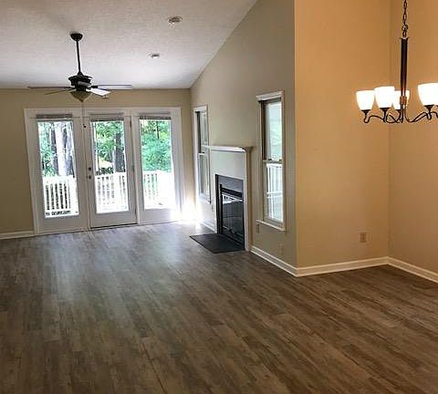 Open floor plan w/Vaulted Ceiling