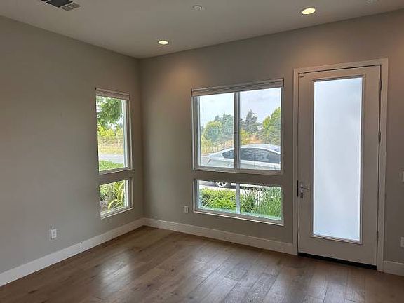 5th image of 1556 Wright Ave