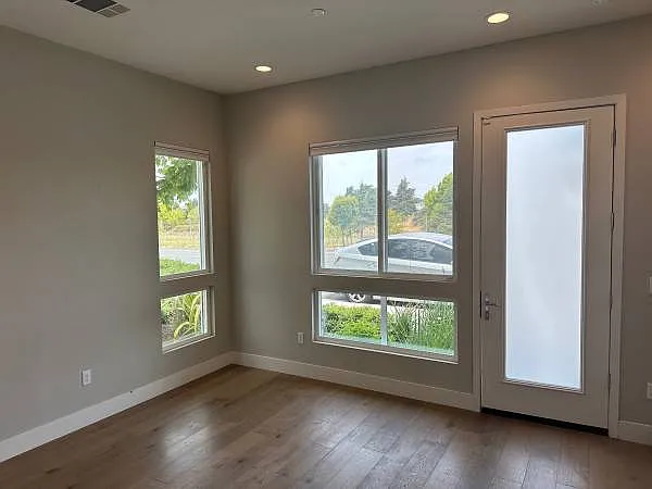 1556 Wright Ave — Photo 5