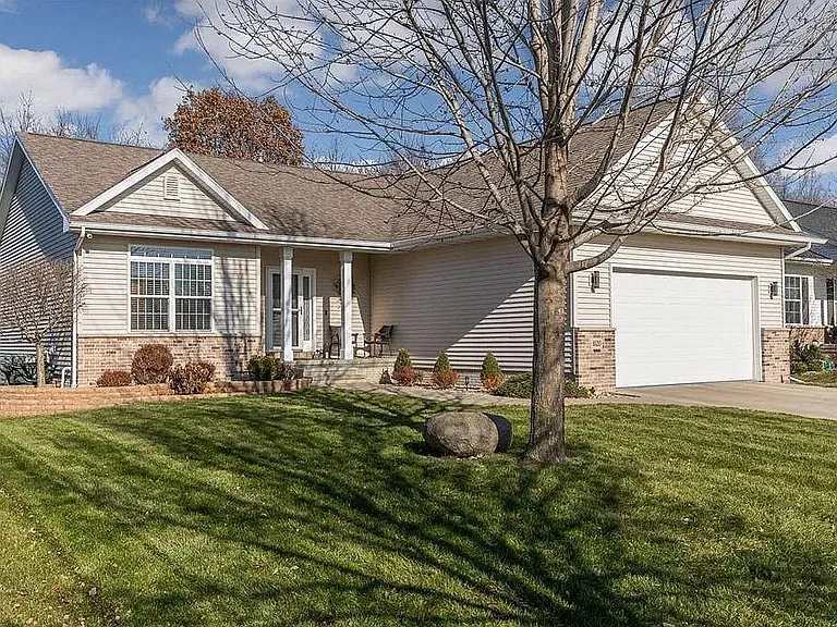 1020 Capri Dr NE — Photo 2