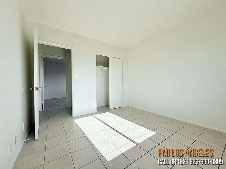 943 W 68th St — Photo 19