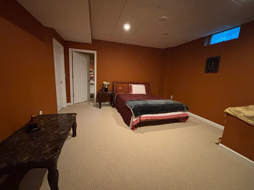 8 Lexington Ct