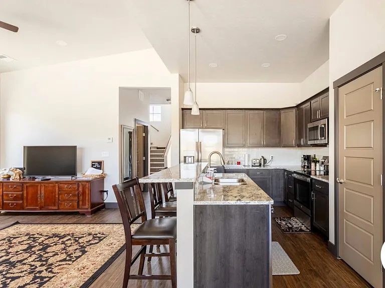 2469 Apex Ave #B — Photo 3