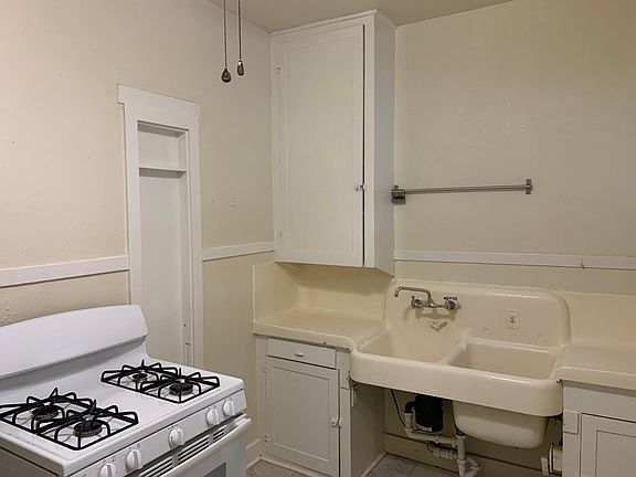 3rd image of 619 W Russell Pl APT 1