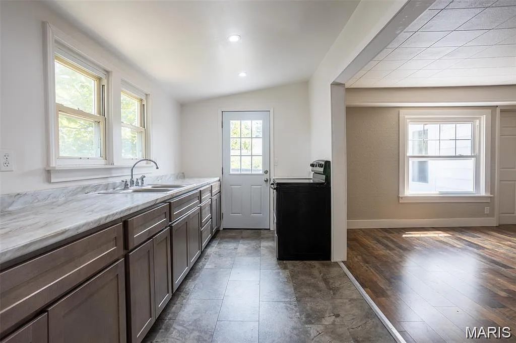 3 bed, 1.0 bath, 1228 sqft, $1,600 — Photo 3