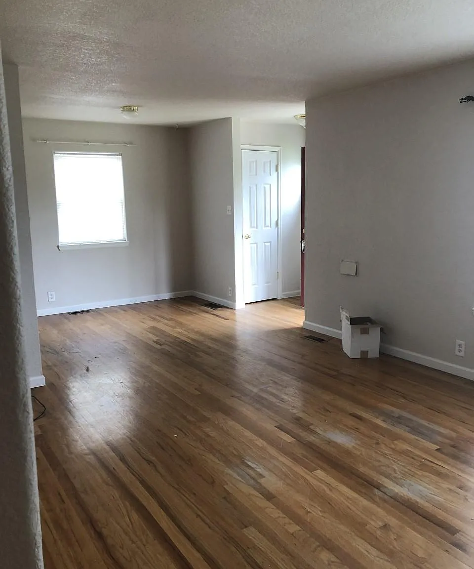 3390 S Elm St — Photo 4