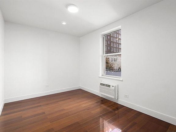 3rd image of 101 W 23rd St APT 3E