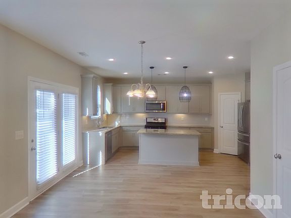 3rd image of 323 Disley Way
