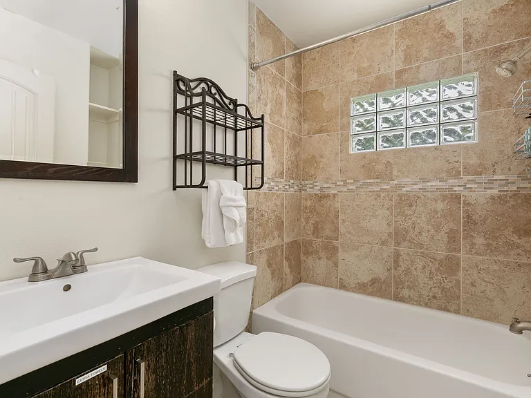 455 N Sherwood St — Photo 16