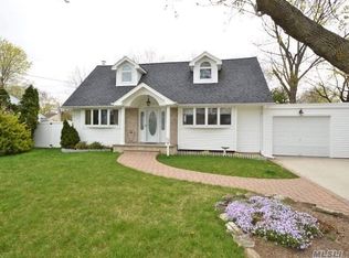 14 Marvin Ln, Commack, NY 11725