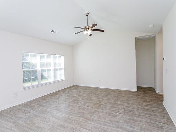 4th image of 393 Shallow Cove Dr.