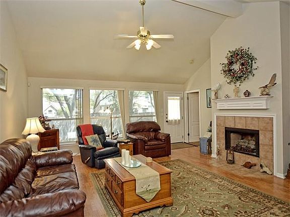 2nd image of 1910 Honeybee Ln