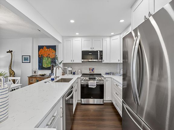 5th image of 2611 N Riverside Drive #304