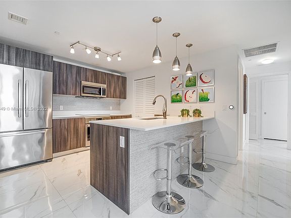 3rd image of 488 NE 18th St #3610