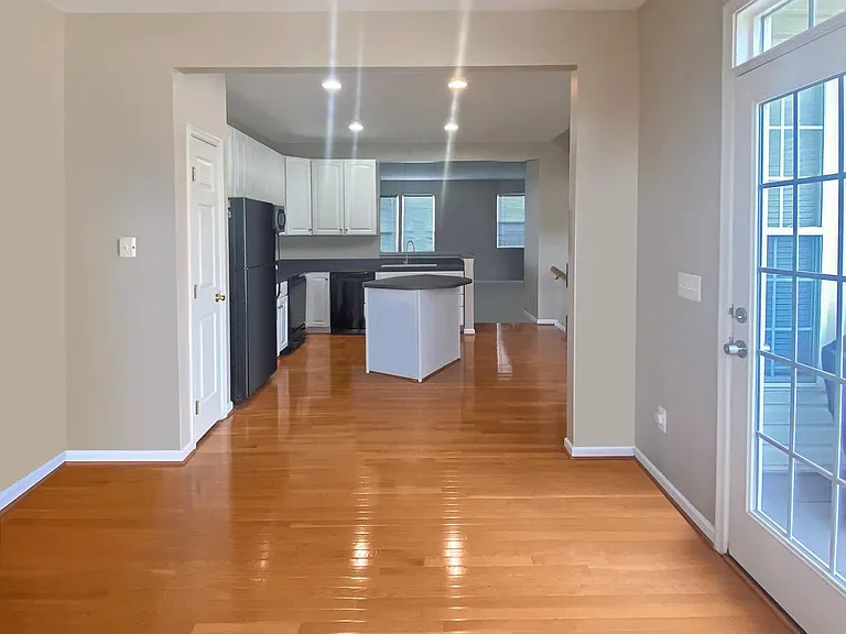 106 Pittman Ct — Photo 3