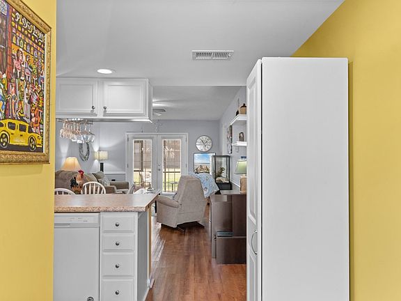 4th image of 1301 Pridgen Rd. #1004