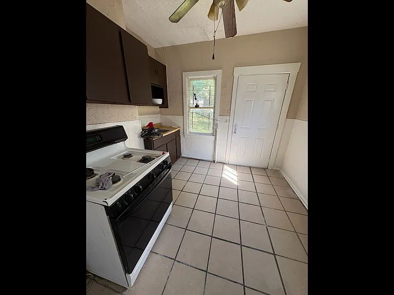 871 Midway Ave — Photo 3