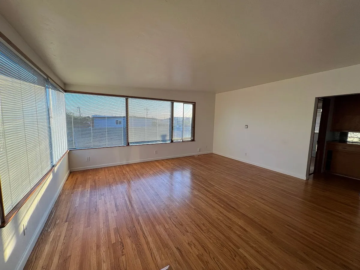 Building Photo - 421-423 La Jolla St