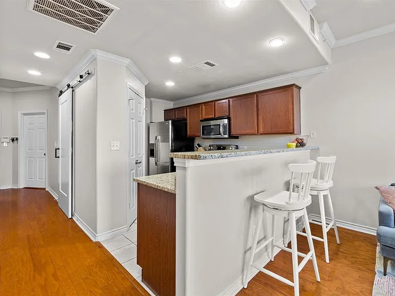 305 E 31st St #2 — Photo 4
