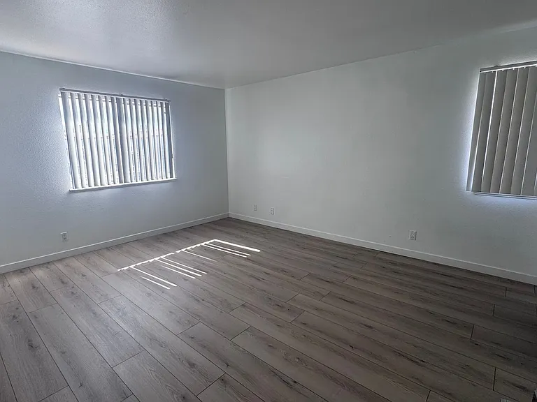 Valencia Apartments — Photo 29