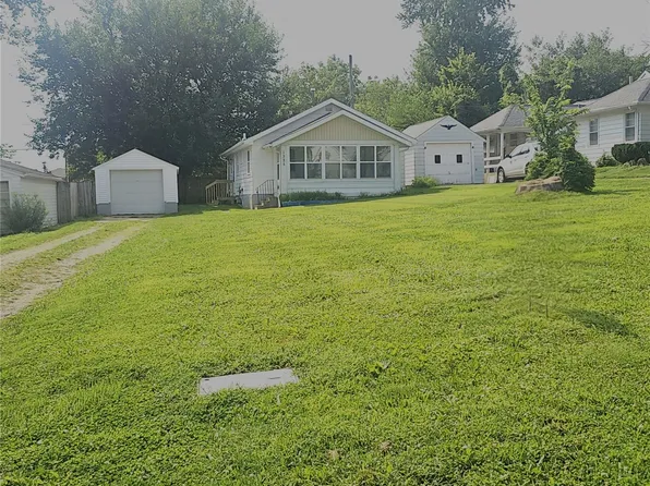 1325 Maplewood Dr NE, Cedar Rapids, IA 52402