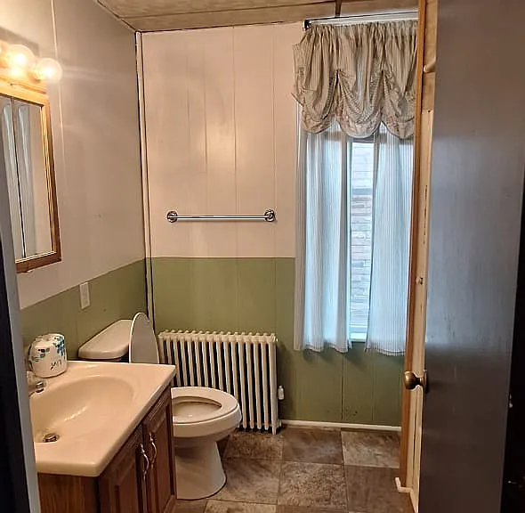 Bathroom on main level (bathtub)