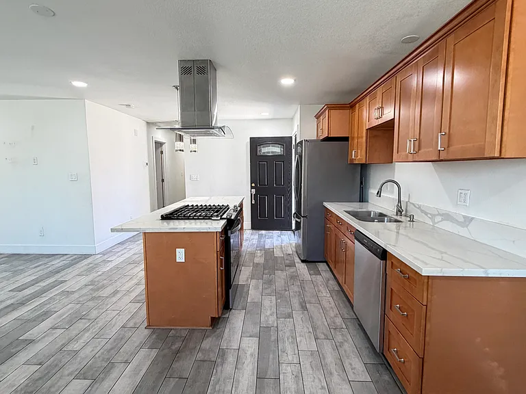 5108 Clark St — Photo 2