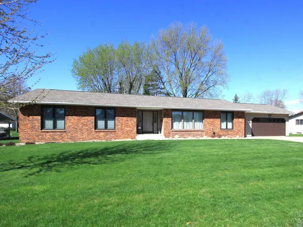 125 Crescent Dr, Manchester, IA 52057