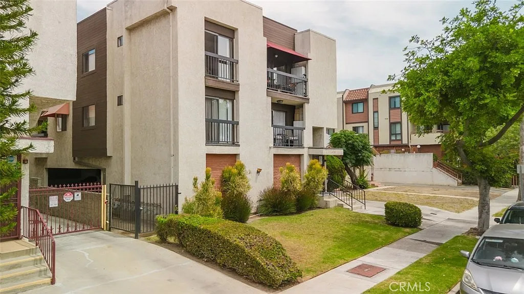 1 bed, 650 sqft, $2,400 — Photo 2