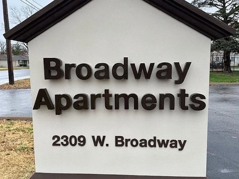 2309 W Broadway — Photo 3