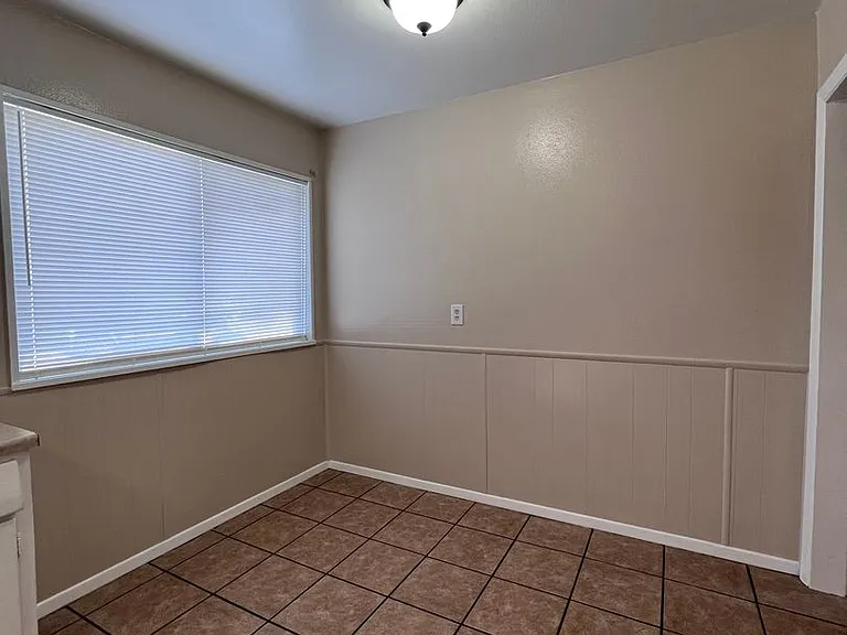 418 N Oak St — Photo 4