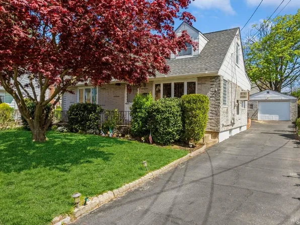 637 Lawrence Street, Elmont, NY 11003